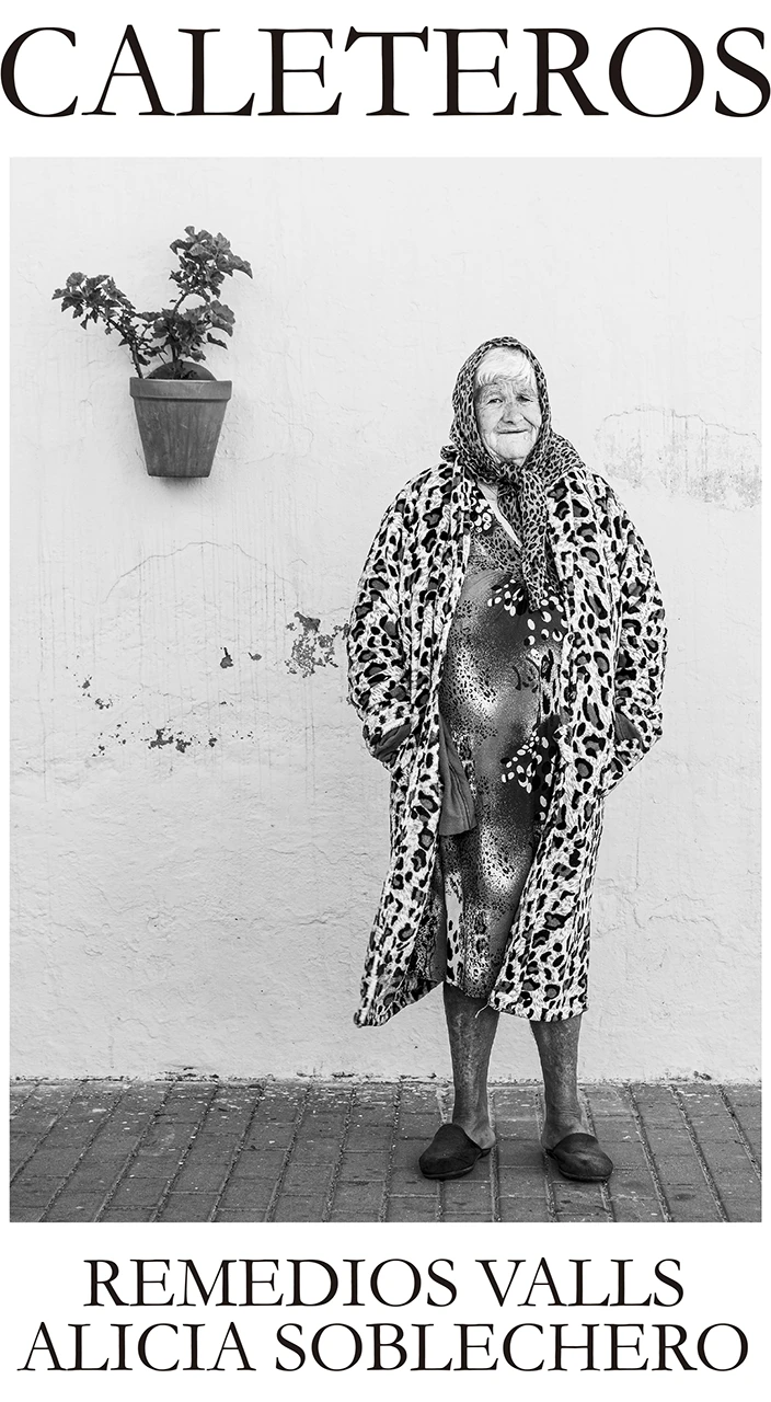 Imagen del cartel de proyecto fotográfico Caleteros en la que aparece una señora mayor ataviada con un pañuelo que recoge su pelo y un abrigo estampado con moteado de piel de pantera  