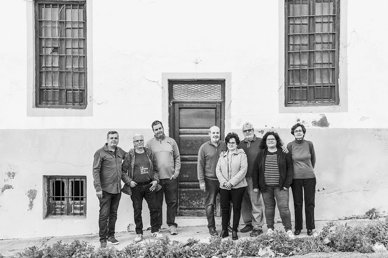 Imagen de varios vecinos con mirada fija y sonriente del barrio de La Caleta en la población granadina de Salobreña